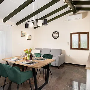 Appartamento Modern Stone House With Flowers & Playground, Medolino